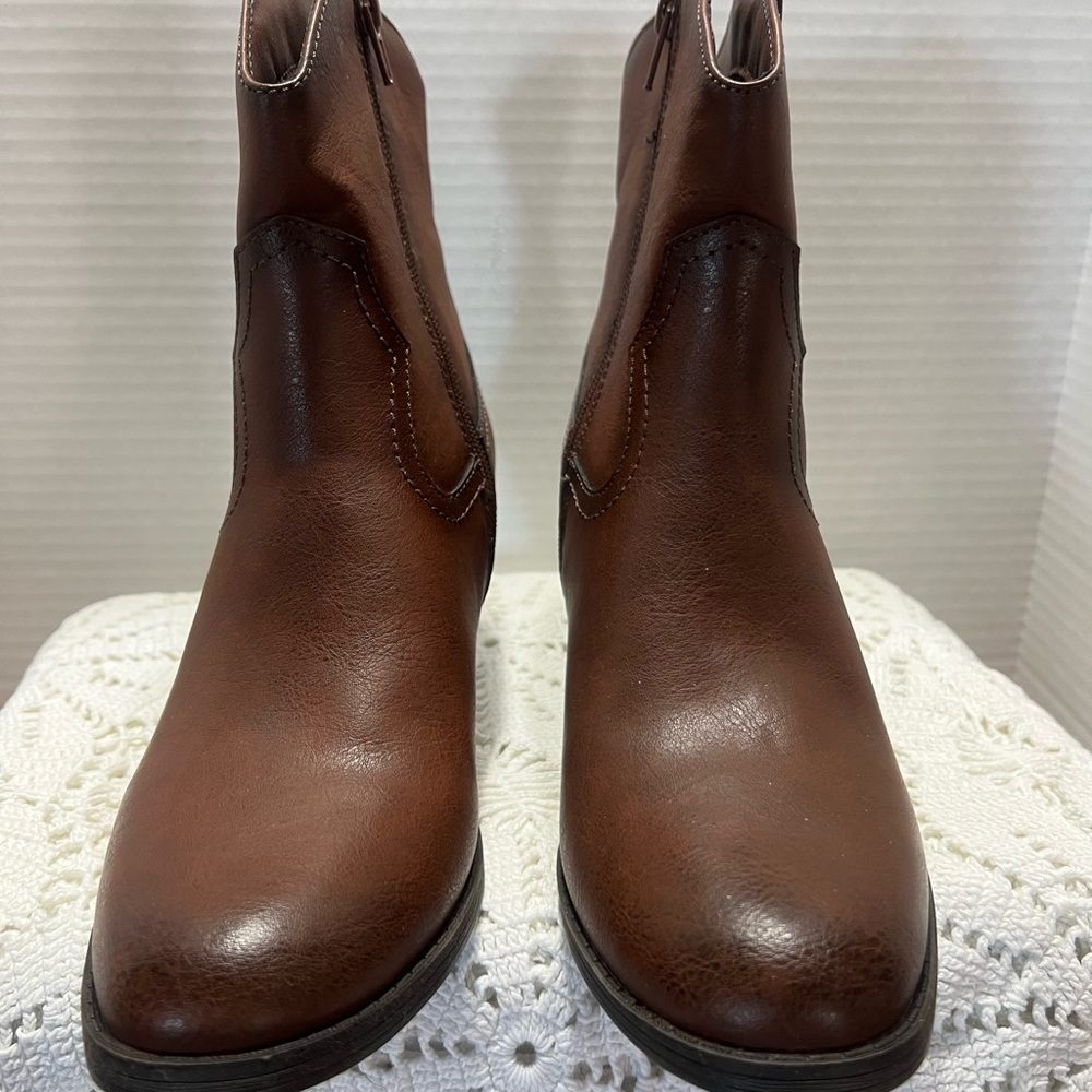Frye and Co. woman’s brown ankle boots new in box size 9M